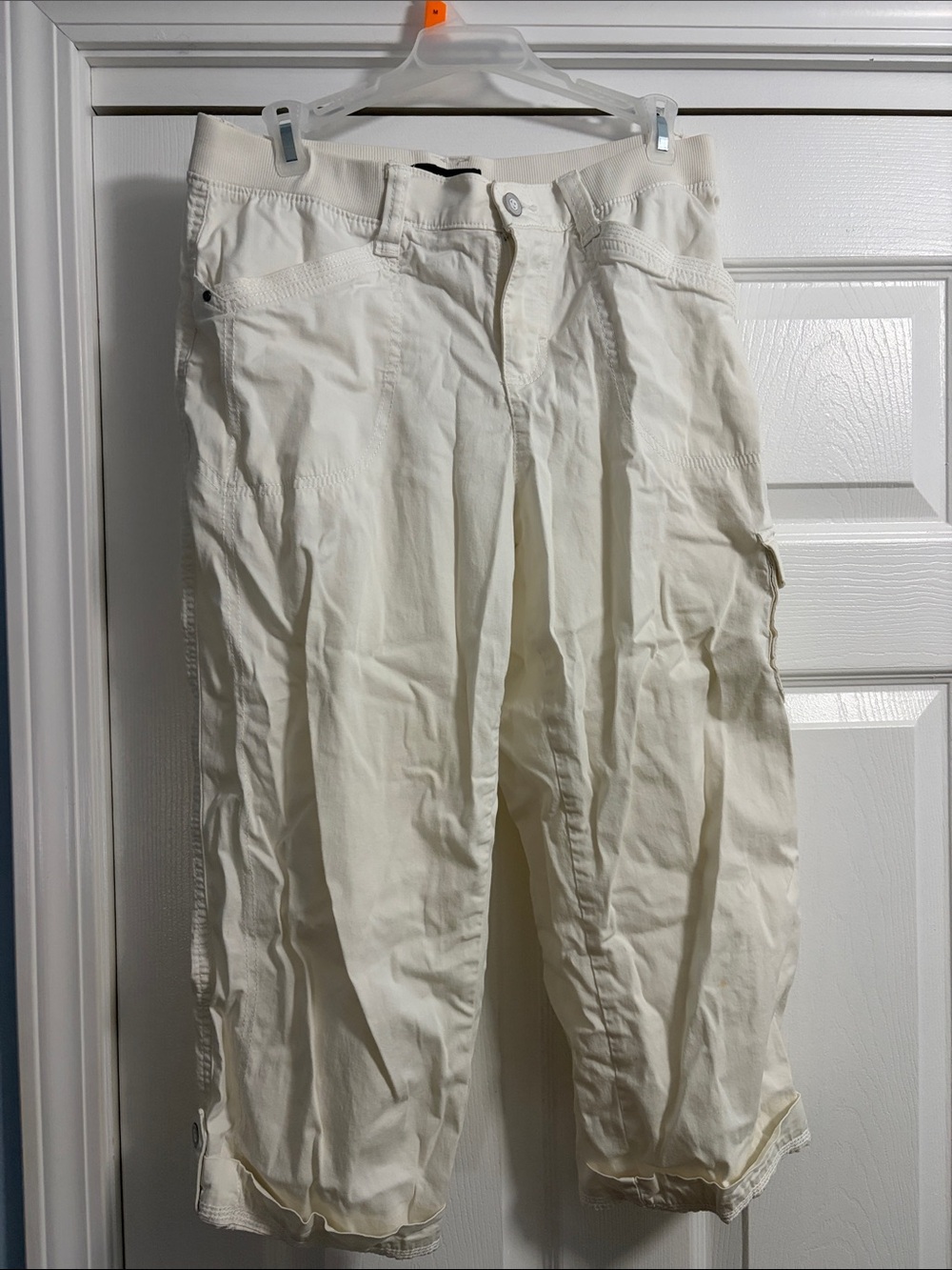 Lee Relaxed Fit Mid Rise Cream Cargo Capris